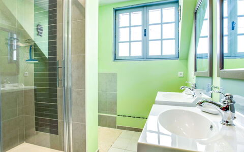 Les Figuiers: Badkamer, Eigendom, Kamer, Groen, Tegel, Interieur Ontwerp, Gebouw, Onroerend Goed, Architectuur, Huis