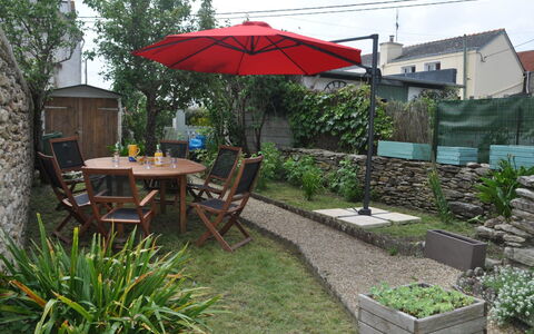 Les Figuiers: Paraplu, Backyard, Eigendom, Werf, Tuin, Patio, Landscaping, Gras, Gazon, Dak