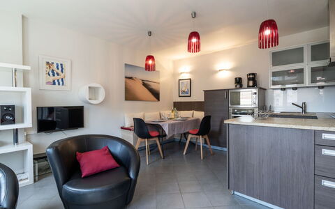 Villa Symphonie: Fotolijst, Eigendom, Meubilair, Cabinetry, Tafel, Stoel, Countertop, Plank, Wastafel, Interieur Ontwerp