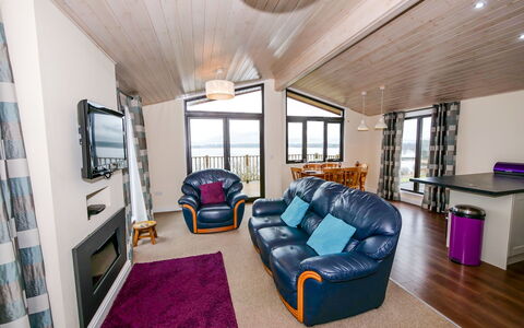 Loch Leven Lodge: Meubilair, Gebouw, Eigendom, Bankstel, Comfort, Tafel, Purper, Verlichting, Hout, Interieur Ontwerp