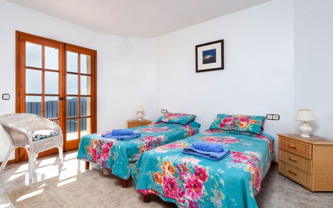 Lausanne: Slaapkamer, Meubilair, Bed, Laken, Kamer, Eigendom, Bedding, Bed Frame, Interieur Ontwerp, Turkoois