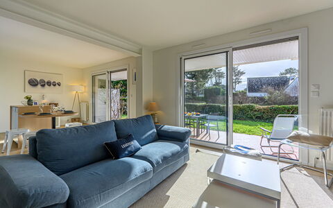 Carnac 100: Meubilair, Bankstel, Flooring, Interieur Ontwerp, Verdieping, Appartement, Woonkamer, Huis, Plafond, Kamer