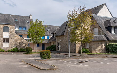 Carnac 100: Fabriek, Lucht, Wolk, Venster, Gebouw, Weg Oppervlak, Boom, Land Lot, Huis, Asfalt