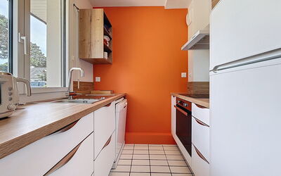 Village de Légenèse 100.8: Keuken, Countertop, Interieur Ontwerp, Cabinetry, Hout, Flooring, Toestel Van De Keuken, Gootsteen, Major Appliance, Oranje