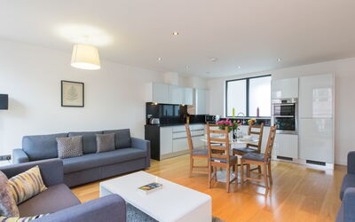 London City 675: Woonkamer, Kamer, Eigendom, Meubilair, Interieur Ontwerp, Gebouw, Huis, Huis, Onroerend Goed, Verdieping