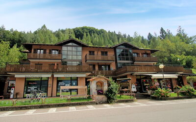 Lago di Ledro 120: Water, Lucht, Wolk, Eigendom, Zwembad, Gebouw, Fabriek, Badplaats, Boom, Buitenmeubels