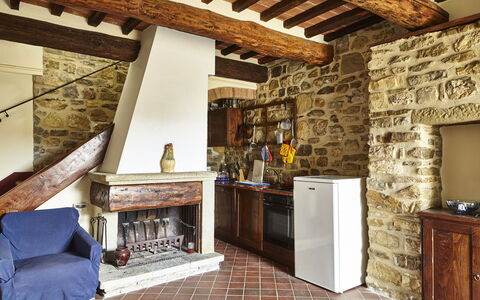 Agriturismo Cincinelli: Eigendom, Kamer, Gebouw, Straal, Haard, Interieur Ontwerp, Muur, Plafond, Steen, Huis