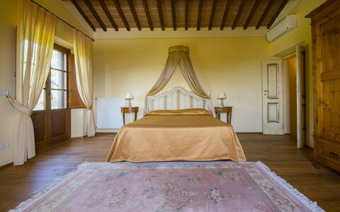 Villa Il Sasso: Slaapkamer, Kamer, Eigendom, Bed, Meubilair, Geel, Laken, Interieur Ontwerp, Plafond, Huis