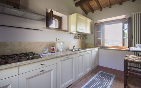 Villa Il Sasso: Eigendom, Kamer, Meubilair, Countertop, Gebouw, Keuken, Cabinetry, Interieur Ontwerp, Huis, Verdieping
