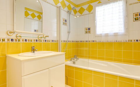 Villa Languedoc: Badkamer, Geel, Tegel, Kamer, Eigendom, Interieur Ontwerp, Plafond, Muur, Verdieping, Architectuur