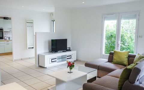 Villa Languedoc: Woonkamer, Kamer, Meubilair, Eigendom, Interieur Ontwerp, Gebouw, Koffietafel, Huis, Tafel, Huis