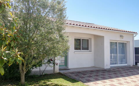 Villa Languedoc: Fabriek, Lucht, Gebouw, Venster, Land Lot, Schaduw, Boom, Huis, Deur