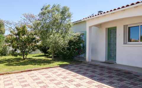Villa Languedoc: Eigendom, Huis, Huis, Onroerend Goed, Gebouw, Woongebied, Boom, Land Lot, Landgoed, Gras