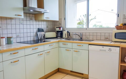 Villa Languedoc: Eigendom, Keuken, Kamer, Cabinetry, Countertop, Meubilair, Geel, Major Appliance, Gebouw, Huis