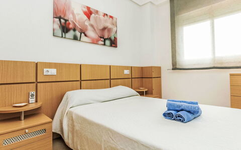 La Mar Bella: Bed, Flooring, Verdieping, Slaapkamer, Meubilair, Interieur Ontwerp, Laken, Kamer, Bedding, Plafond