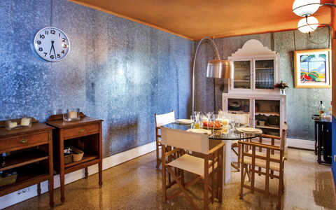 Torre del Castillo: Tafel, Eigendom, Meubilair, Gebouw, Hout, Verlichting, Interieur Ontwerp, Countertop, Huis, Stoel