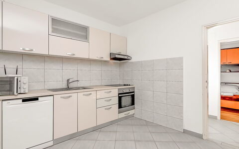 Ruža: Kamer, Eigendom, Meubilair, Cabinetry, Keuken, Countertop, Interieur Ontwerp, Tegel, Verdieping, Onroerend Goed