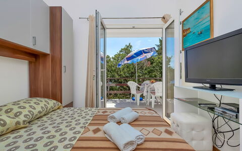 Ruža: Kamer, Eigendom, Meubilair, Slaapkamer, Interieur Ontwerp, Gebouw, Bed, Huis, Onroerend Goed, Tafel