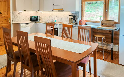 Mäntyniemi: Meubilair, Flooring, Interieur Ontwerp, Verdieping, Hout, Tafel, Stoel, Keuken En Eettafel, Houten Vloer, Eetkamer