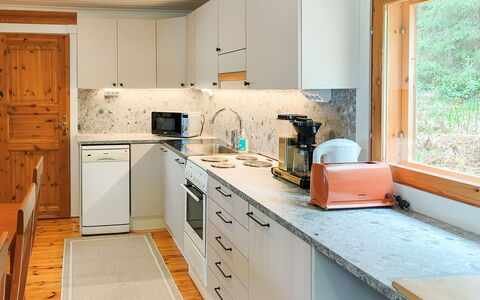 Mäntyniemi: Keuken, Toestel Van De Keuken, Countertop, Major Appliance, Cabinetry, Interieur Ontwerp, Hout, Flooring, Gootsteen, Meubilair