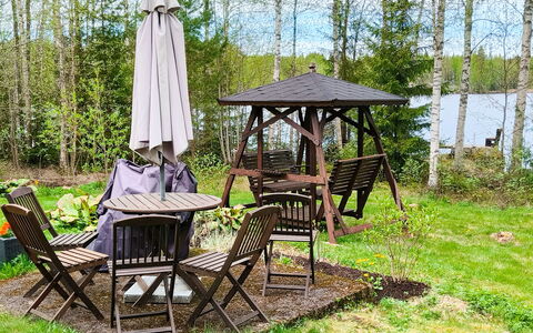 Mäntyniemi: Meubilair, Buitenmeubels, Hout, Stoel, Tafel, Buitentafel, Tuin, Schaduw, Backyard, Patio