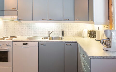 Ruka Snow and Sun 2: Keuken, Toestel Van De Keuken, Countertop, Major Appliance, Cabinetry, Gootsteen, Interieur Ontwerp, Flooring, Huishoudapparatuur, Wastafel