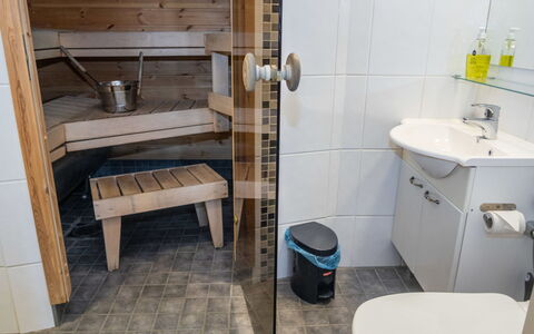 Ruka Snow and Sun 2: Flooring, Hout, Verdieping, Interieur Ontwerp, Loodgieterswerkinrichting, Kamer, Loodgieter, Badkamer, Tegel, Wastafel