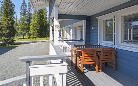 Ruka Snow and Sun 4: Veranda, Siding, Verblijf, Schaduw, Schuifraam, Hardwood, Plank, Dek, Outdoor Structuur