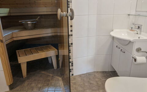 Ruka Snow and Sun 4: Flooring, Verdieping, Badkamer, Loodgieterswerkinrichting, Hout, Interieur Ontwerp, Tegel, Loodgieter, Kamer, Toilet