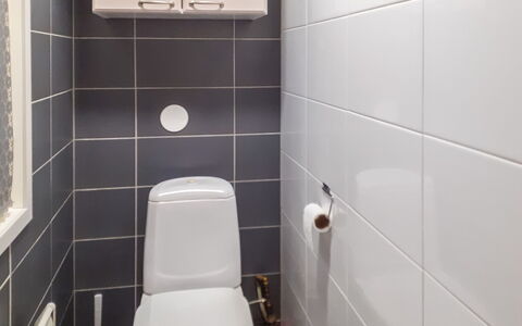 Kaukosaaren Ahonlaita: Wc Bril, Toilet, Badkamer, Muur, Flooring, Loodgieterswerkinrichting, Verdieping, Wit, Interieur Ontwerp, Tegel