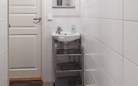 Kaukosaaren Ahonlaita: Flooring, Verdieping, Interieur Ontwerp, Loodgieterswerkinrichting, Tegel, Kamer, Loodgieter, Badkamer, Kraan