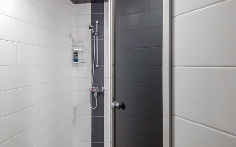 Kaukosaaren Ahonlaita: Flooring, Badkamer, Loodgieterswerkinrichting, Verdieping, Interieur Ontwerp, Tegel, Loodgieter, Toilet, Glas