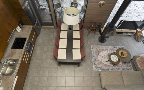 Rukanlilja: Meubilair, Flooring, Interieur Ontwerp, Hout, Verdieping, Stoel, Tafel, Appartement, Plafond, Verlichting