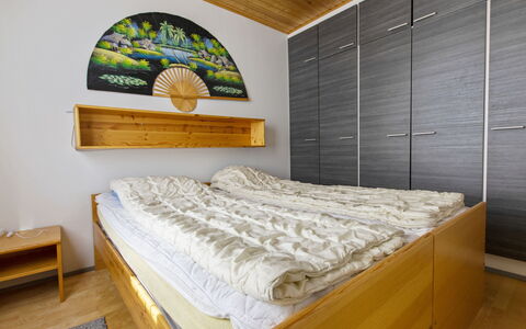 Rukapahta 5: Slaapkamer, Bed, Flooring, Verdieping, Interieur Ontwerp, Hout, Laken, Meubilair, Bedding, Kamer