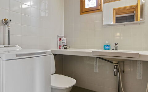Rukapahta 5: Loodgieterswerkinrichting, Flooring, Interieur Ontwerp, Verdieping, Wastafel, Plafond, Badkamer, Kraan, Toilet, Loodgieter