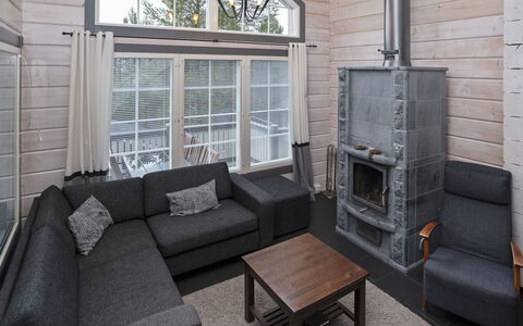 Rukanloisto a: Hout, Verblijf, Hardwood, Blokhut, Woonkamer, Beits, Plank, Daylighting, Bankstel