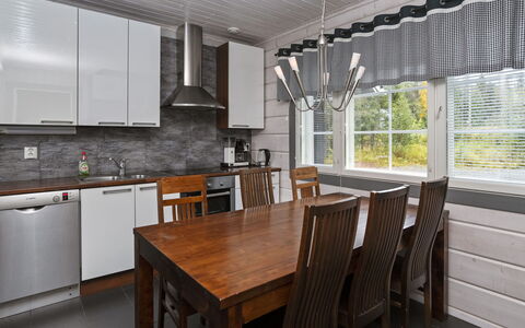 Rukanloisto a: Meubilair, Flooring, Hout, Interieur Ontwerp, Keuken, Countertop, Plafond, Verdieping, Stoel, Keuken En Eettafel