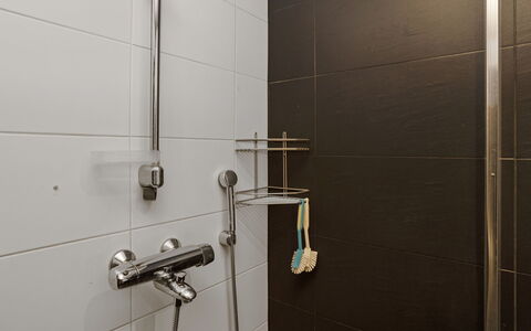 Rukanloisto a: Loodgieterswerkinrichting, Flooring, Badkamer, Loodgieter, Tegel, Douchekop, Kraan, Douchestang