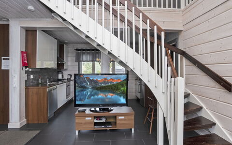 Rukanloisto a: Hout, Flooring, Verdieping, Interieur Ontwerp, Houten Vloer, Plafond, Trap, Hardwood, Woonkamer, Beits