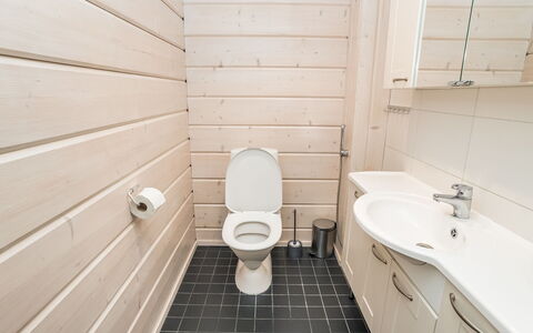 Rukanloisto B: Wc Bril, Flooring, Badkamer, Toilet, Loodgieterswerkinrichting, Verdieping, Hout, Wastafel, Interieur Ontwerp, Loodgieter
