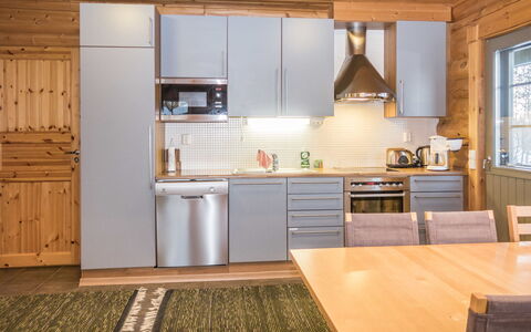 Kotka: Keuken, Flooring, Hout, Major Appliance, Toestel Van De Keuken, Meubilair, Houten Vloer, Countertop, Interieur Ontwerp, Plafond