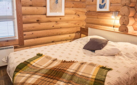 Kotka: Hout, Meubilair, Slaapkamer, Interieur Ontwerp, Bed, Verdieping, Laken, Verlichting, Flooring, Bruin