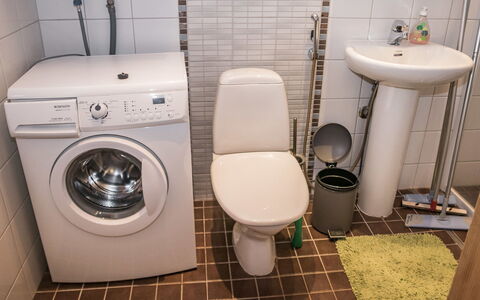 Kotka: Loodgieterswerkinrichting, Wasmachine, Flooring, Wastafel, Verdieping, Interieur Ontwerp, Badkamer, Loodgieter, Wastafel In De Badkamer, Wasdroger