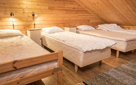 Kotka: Verdieping, Flooring, Interieur Ontwerp, Slaapkamer, Bed, Hout, Houten Vloer, Plafond, Laken, Bedding