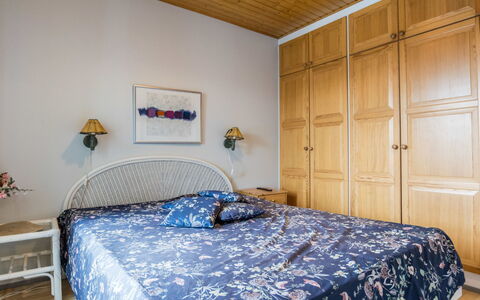 Palokärki: Meubilair, Bed, Interieur Ontwerp, Slaapkamer, Bedding, Laken, Hout, Flooring, Verdieping, Kamer