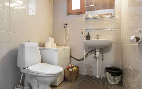 Palokärki: Wc Bril, Toilet, Loodgieterswerkinrichting, Wastafel, Badkamer, Flooring, Verdieping, Wastafel In De Badkamer, Interieur Ontwerp, Kraan