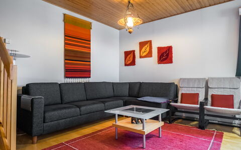 Palokärki: Meubilair, Flooring, Interieur Ontwerp, Verdieping, Bankstel, Hout, Woonkamer, Plafond, Kamer, Verlichting