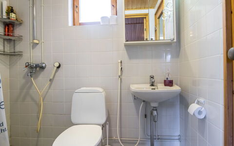 Palokärki: Wc Bril, Loodgieterswerkinrichting, Muur, Badkamer, Toilet, Wastafel, Wastafel In De Badkamer, Flooring, Verdieping, Kraan
