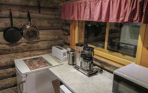 Putilanranta: Hout, Toestel Van De Keuken, Flooring, Keuken, Beits, Kamer, Small Appliance, Major Appliance, Countertop, Hardwood