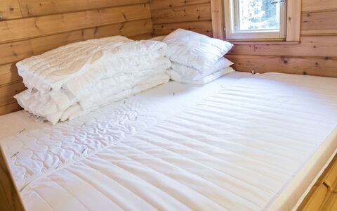 Putilanranta: Hout, Slaapkamer, Flooring, Verdieping, Interieur Ontwerp, Bed, Linens, Laken, Bedding, Beits